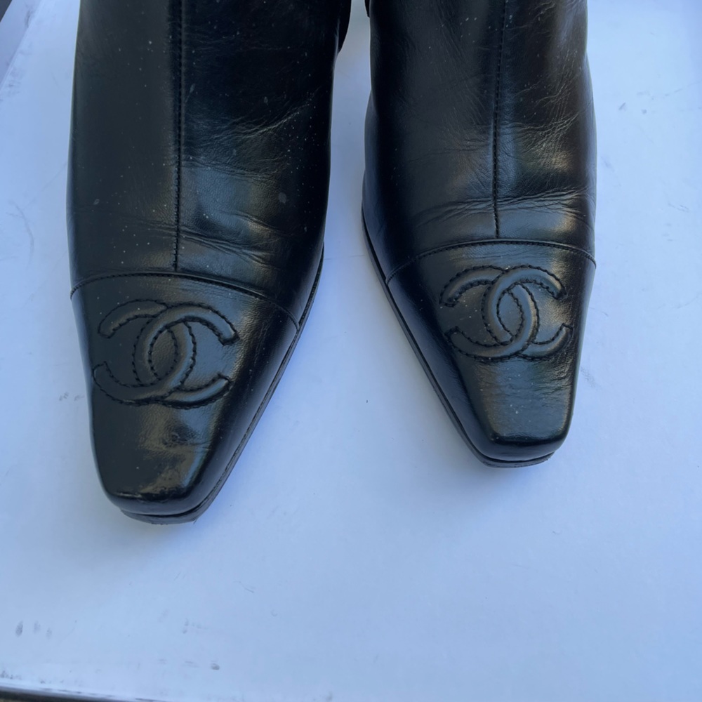 Authentic Vintage Chanel black leather boots with CC logo - Picture 8 of 15